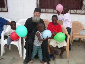 044-orfana-sto-orfanotrofeio