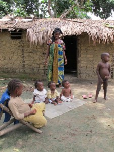 072-poli-pigmaion-xtismeni-dipla-sto-potami-giro-apo-to-dasos