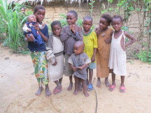 077-paidakia-ekso-apo-tin-ekklisia