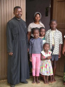 113-iereas-me-tin-oikogeneia-tou 